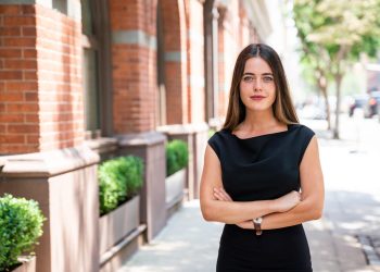 She Built a $1M+ AI Startup With Just 3 People – Here’s How