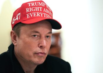 Elon Musk Tells Tesla Analyst Dan Ives to ‘Shut Up’ Amid Boardroom Criticism