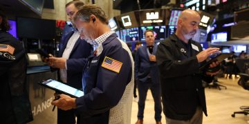 Dow Futures Drop as Trump Doubles Down on Tariffs, Powell’s Role Uncertain