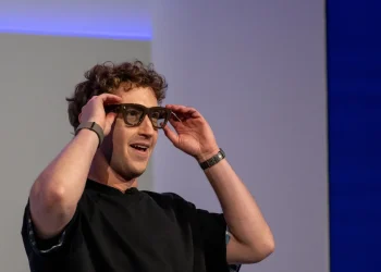 Zuckerberg’s $800 Smart Glasses Demo Fails Over Wi-Fi